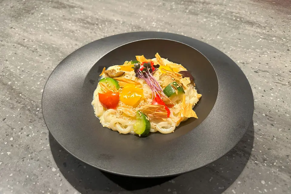 彩り野菜と割れ湯葉の豆乳ソースうどん